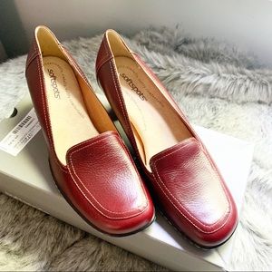 Softspots NWOT- 7.5 Red Leather Pump